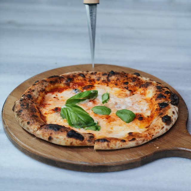 Booz’un pizzasının yakın görünümü