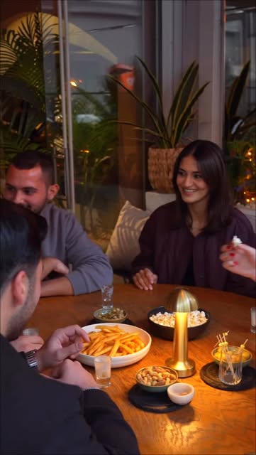 Booz’da pizza etrafında bir araya gelen misafirler